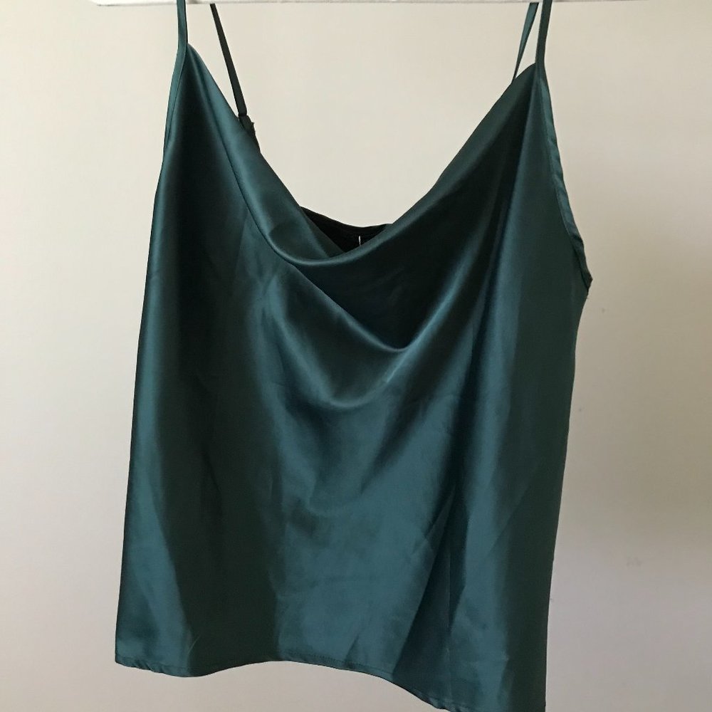 Simplee Emerald green satin tank